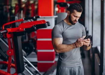 Usando o celular no intervalo entre as séries