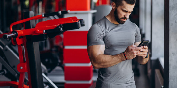 Usando o celular no intervalo entre as séries