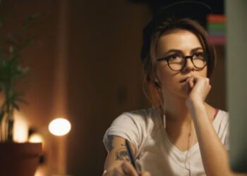 Concentração em frente a tela do computador