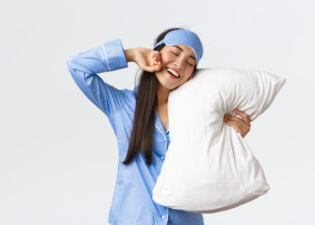 Mulher feliz com um travesseiro