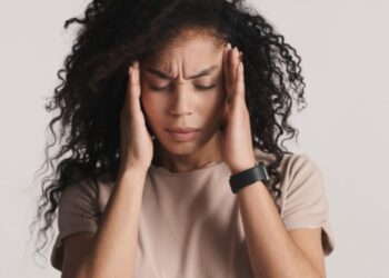 Mulher com sintomas de estresse