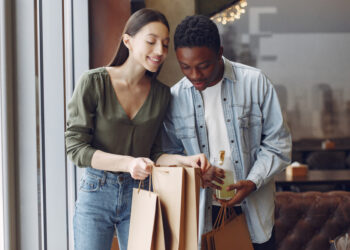 Homem e mulher com compras em sacolas