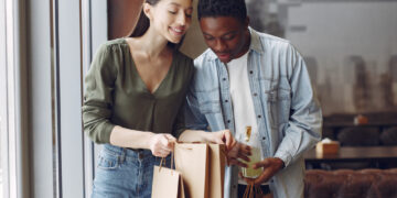 Homem e mulher com compras em sacolas