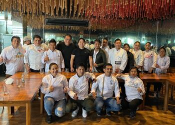 A equipe do restaurante em comemoração.