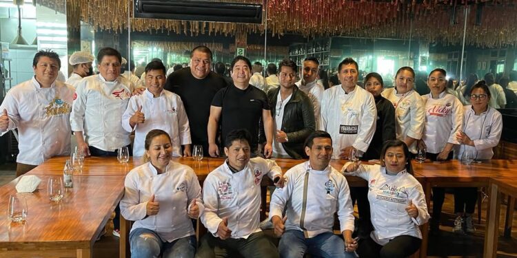 A equipe do restaurante em comemoração.