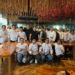 A equipe do restaurante em comemoração.