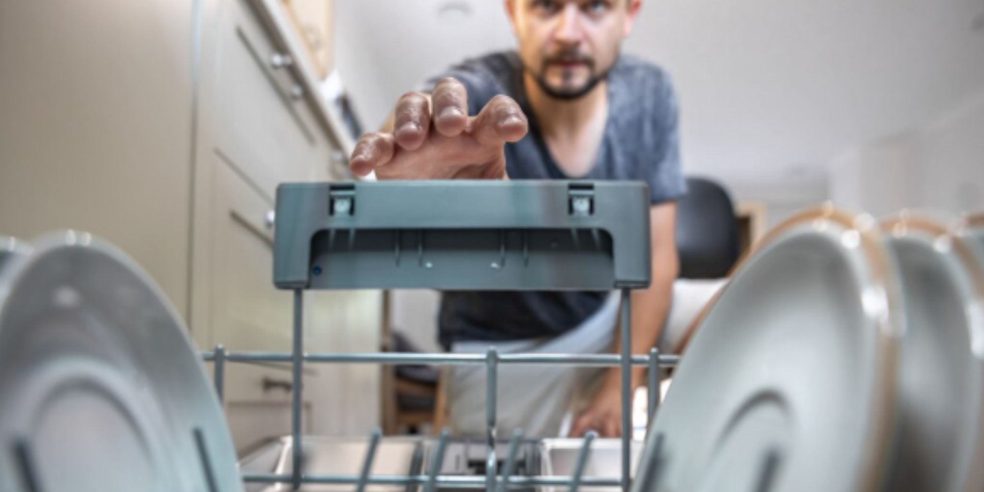 Com que frequência você deve limpar a máquina de lavar louça para evitar odores?