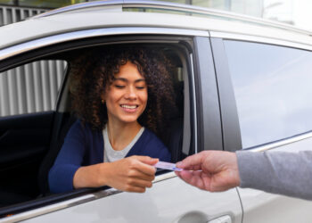 Moça feliz ao receber a CNH