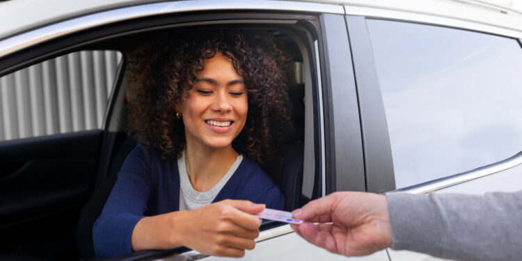 Moça feliz ao receber a CNH