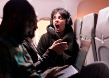 Passageira brigando em avião