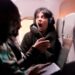 Passageira brigando em avião