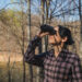 Mulher utilizando binóculos para observar pássaros