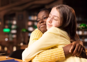 Ciência diz quanto tempo e como fazer o abraço perfeito