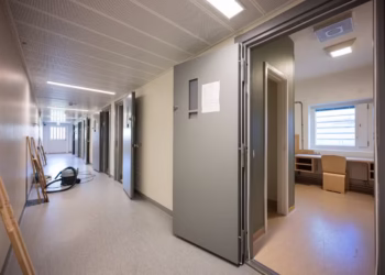 Celas com TV e paredes coloridas: como vivem crianças em celas de 10 m² neste país