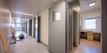 Celas com TV e paredes coloridas: como vivem crianças em celas de 10 m² neste país