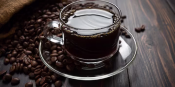 Tomar café sem açúcar muda seu corpo? Veja o que realmente acontece