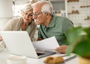 Idosos acima de 60 anos podem deixar de pagar dívidas? Veja o que diz a lei no Brasil