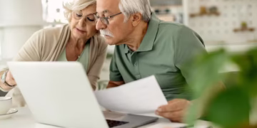 Idosos acima de 60 anos podem deixar de pagar dívidas? Veja o que diz a lei no Brasil