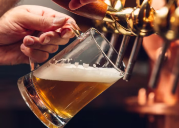 Passeio pouco conhecido no Brasil oferece chopp direto do tanque sem pagar nada