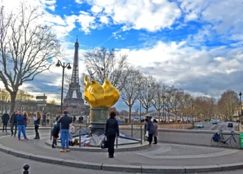 O lugar de uma morte trágica virou o ponto perfeito para casais apaixonados