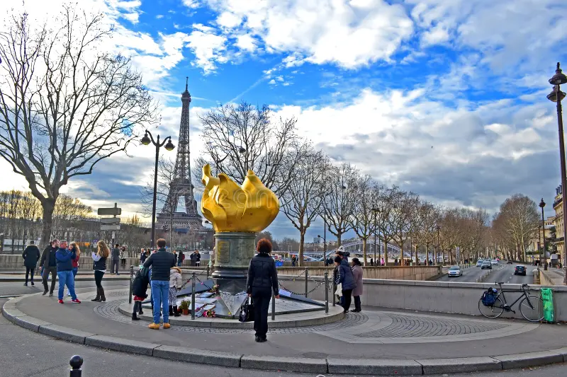 O lugar de uma morte trágica virou o ponto perfeito para casais apaixonados