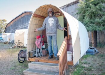 Governo está construindo cabanas para moradores de rua em toda a cidade, deste país