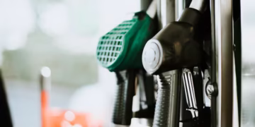 O Brasil tem uma das gasolinas mais caras do planeta? A resposta pode te surpreender