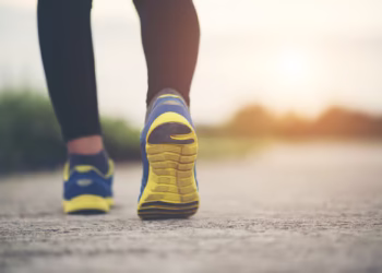 Veja quantos minutos você precisa caminhar por dia para perder peso durante a menopausa