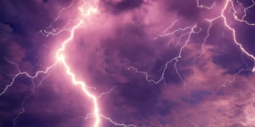 NASA alerta todos cidadãos da Terra sobre tempestade de raios 100x mais potente que os comuns
