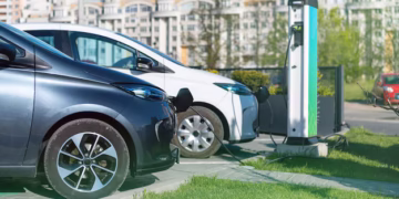 Novas regras para recarga de carros elétricos em prédios exigem atenção dos brasileiros