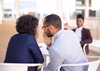 O que significa quando a pessoa adora uma fofoca, segundo a psicologia