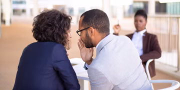O que significa quando a pessoa adora uma fofoca, segundo a psicologia
