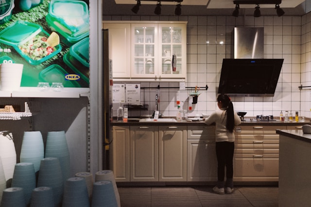 Quem ajudava nas tarefas de casa na infância costuma se tornar esse tipo de adulto, segundo estudos