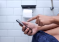 Confirmado pela ciência: um estudo revelou o verdadeiro efeito do uso do celular no banheiro