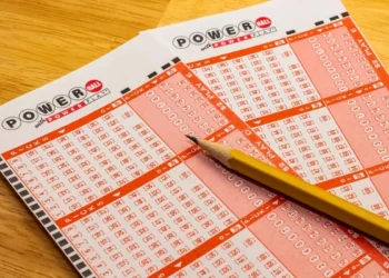 Homem que ganhou R$ 880 milhões na loteria é preso por roubo neste país