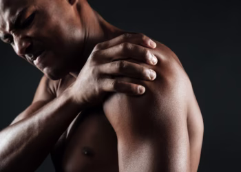 Essa dor no ombro pode indicar que seu organismo está combatendo um câncer