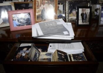 Documentos de Epstein em foto divulgada pelo Departamento de Justiça dos EUA.