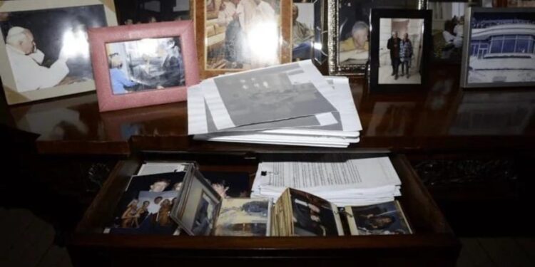 Documentos de Epstein em foto divulgada pelo Departamento de Justiça dos EUA.