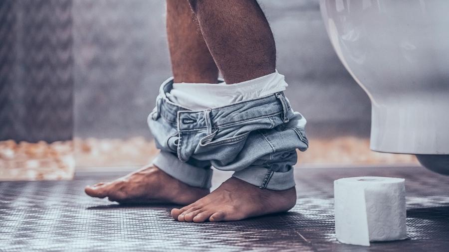 Este hábito no banheiro aumenta o risco de ter hemorroidas e você provavelmente o pratica