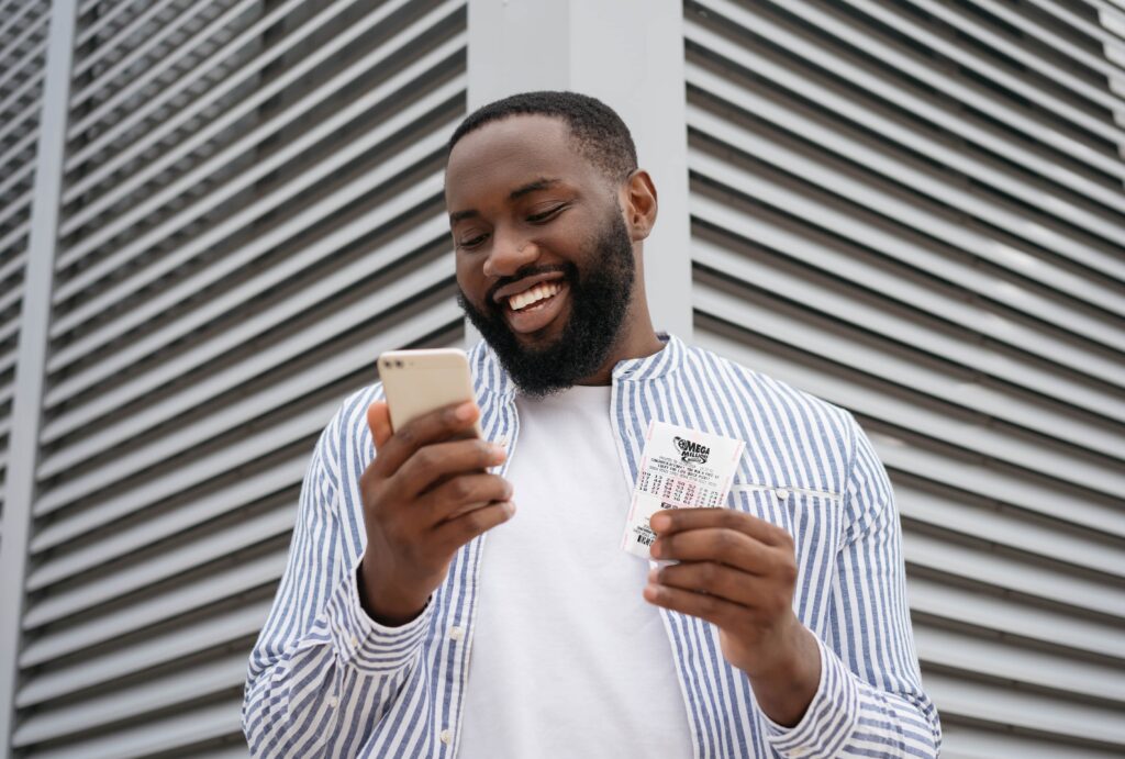 Prêmio acumulado da Mega Millions chega a 2,6 bilhões de reais; Saiba como participar do sorteio