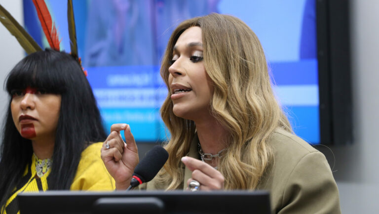 Erika Hilton é alvo de campanha "#elenão"