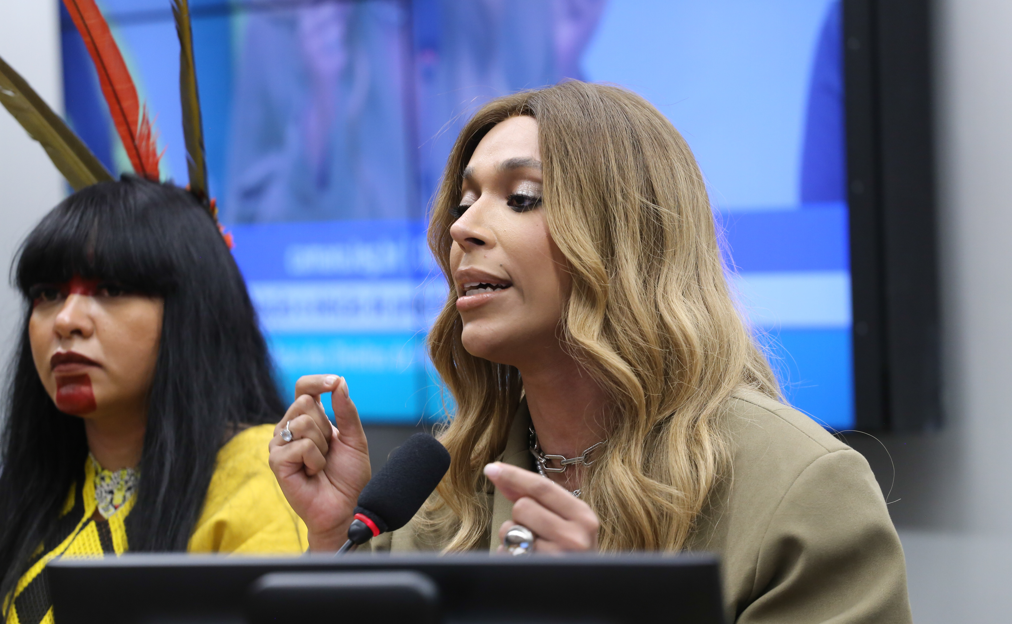 Erika Hilton é alvo de campanha "#elenão"