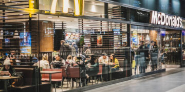 - McDonald’s iniciou nova fase e agora robôs entregam a comida neste país