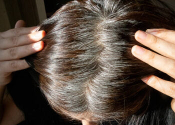 É só idade? Veja o que realmente faz o cabelo ficar branco, segundo a ciência