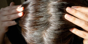 É só idade? Veja o que realmente faz o cabelo ficar branco, segundo a ciência