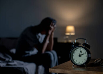 A única coisa que você não deve fazer ao acordar no meio da noite, segundo os médicos