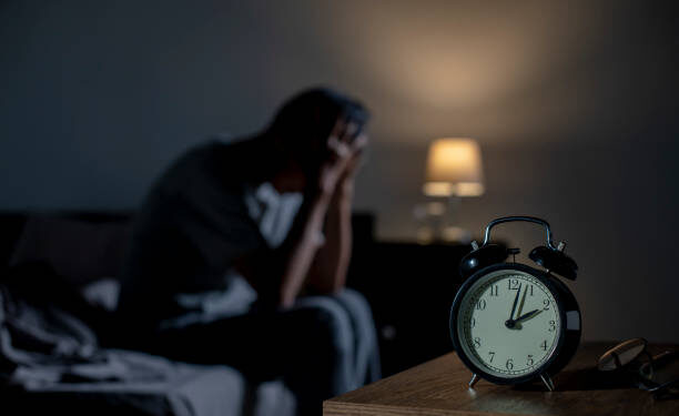 A única coisa que você não deve fazer ao acordar no meio da noite, segundo os médicos
