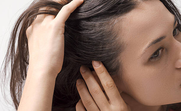 Por que o cabelo perde a cor tão cedo em algumas pessoas? A ciência tem uma explicação