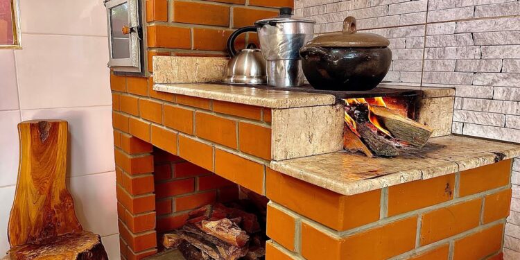 Brasileiros podem pagar multa de até R$ 10 mil por cozinhar desse jeito em casa