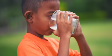Por que você deve beber água mesmo sem sentir sede, segundo especialistas